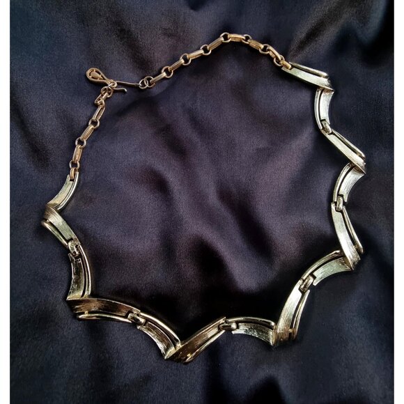Vintage CORO Signed Necklace Choker Gold Tone - Picture 4 of 5